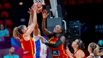 Las españolas Mariona Ortiz y Awa Fam tratan de frenar a la francesa Leila Lacan en las semifinales del Eurobasket 2025.