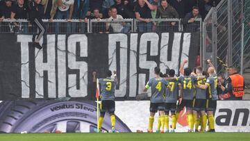 Feyenoord Rotterdam&#039;s players celebrate the 1-2 during the quarter-final second leg Europa Conference League football match Slavia Prague v Feyenoord Rotterdam in Prague, on April 14, 2022. (Photo by Michal Cizek / AFP)