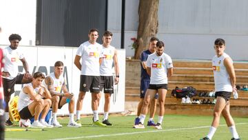 Los jugadores del Valencia, titulares ante el Girona, ven el entrenamiento de sus compañeros.