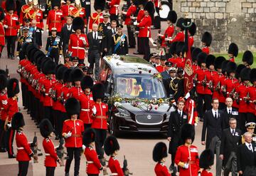 Miembros del Royal State Hearse lleva el ataúd al castillo de Windsor. 