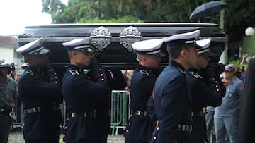 Soccer Football - Death of Brazilian soccer legend Pele - Santos, Brazil - January 3, 2023 Members of the National Guard carry the casket of Brazilian soccer legend Pele to the cemetery REUTERS/Carla Carniel