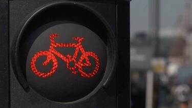 Ford crea la chaqueta de ciclista definitiva, con sensores y luces de señalización