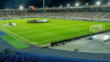 Players of Lask and Manchester United line up prior to the UEFA Europe League Last 16 first Leg football match Eintracht Frankfurt v FC Basel in Frankfurt am Main, western Germany on March 12, 2020. - The match is being held behind closed doors due to the