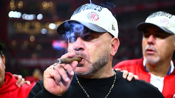 Antonio Mohamed, head coach of Toluca with his cigar during the final second leg match between Tigres UANL and Toluca, as part of the Liga BBVA MX, Torneo Apertura 2025 at Nemesio Diez Stadium, on December 14, 2025 in Toluca, Estado de Mexico, Mexico.