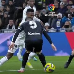 Sabe como nadie poner en pie al Bernabéu: esto de Vinicius fue mucho