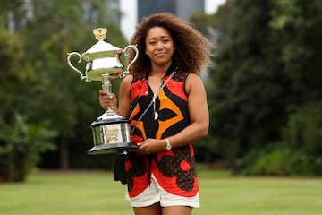La tenista japonesa ha posado ante los medios gr¨¢ficos con el trofeo del Open de Australia. Naomi Osaka se proclam¨® campeona tras vencer por 6-4 y 6-3 en 71 minutos a Jennifer Brady en la final del Open de Australia.