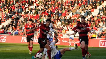 Germán no llega al remate ante la oposición de los rojillos Jonathan Gómez y Barbu.