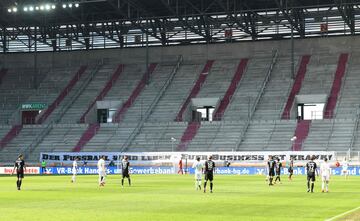 Un momento del partido entre el FC Augsburg y el VfL Wolfsburg con las gradas vacías. 