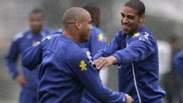 <b>PAREJA DE ATAQUE. </b>Ronaldo y Adriano bromean durante un entrenamiento con Brasil.