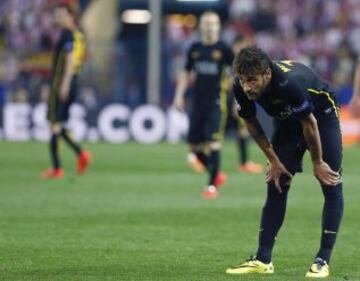El delantero brasileño del FC Barcelona Neymar jr. durante el partido de vuelta de cuartos de final de la Liga de Campeones que se disputa esta noche en el estadio Vicente Calderón. 