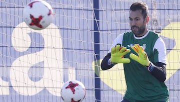 Diego López, el único que le ha parado dos penaltis a Messi, trabajó a destajo en Sant Adrià. Con dos pelotas, como en la foto.
