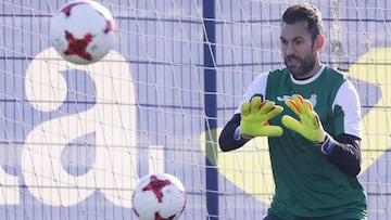 Diego L&oacute;pez, el &uacute;nico que le ha parado dos penaltis a Messi, trabaj&oacute; a destajo en Sant Adri&agrave;. Con dos pelotas, como en la foto.