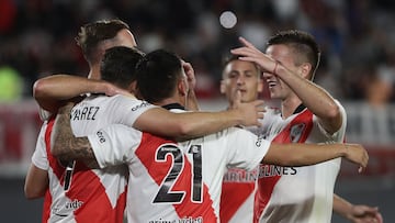 River Plate's forward Julian Alvarez (unseen) celebrates with teammates after scoring the team's second goal against Platense during their Argentine Professional Football League match at Monumental stadium in Buenos Aires, on May 8, 2022. (Photo by ALEJANDRO PAGNI / AFP)