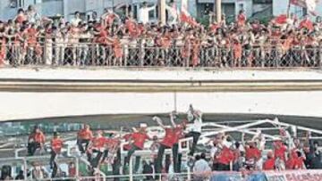 <b>POR EL GUADALQUIVIR. </b>La plantilla paseó la segunda Copa de la UEFA por el río de Sevilla. La multitud se agolpó en las dos orillas.