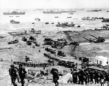 Las fuerzas aliadas desembarcan en las playas de Normandía, marcando el inicio de la liberación de Europa occidental ocupada por los nazis.