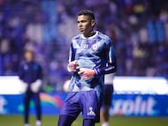 Kevin Mier of Cruz Azul during the 17th round match between Cruz Azul and Pumas UNAM as part of the Liga BBVA MX, Torneo Apertura 2025 at Cuauhtemoc Stadium, on November 08, 2025 in Puebla, Mexico.