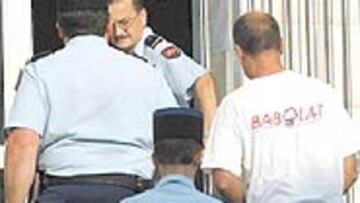 <b>EL GOLPE DE LOCURA DEL PADRE VENENO.</b>
Así titulaba este fi n de semana el Magazine de LEquipe la
historia sobre el progenitor que envenenaba a los rivales de sus hijos tenistas para ayudarles así a ganar. El problema es que uno murió y fue detenido el pasado 3 de agosto, como se ve en la imagen.