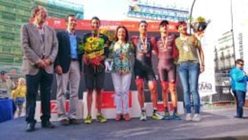 Podio masculino de la primera edici&oacute;n del Triatl&oacute;n KM0 con final en la Puerta del Sol de Madrid.