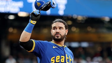 SEATTLE, WASHINGTON - JULY 31: Eugenio Su�rez #28 of the Seattle Mariners tips his cap during his first at bat back with the Mariners during the first inning against the Texas Rangers at T-Mobile Park on July 31, 2025 in Seattle, Washington. Steph Chambers/Getty Images/AFP (Photo by Steph Chambers / GETTY IMAGES NORTH AMERICA / Getty Images via AFP)