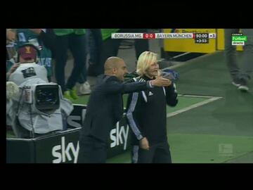 En Octubre de 2014 Pep Guardiola y Bibiana Steinhaus, cuarta árbitra durante el choque del Bayern ante el Moenchegladbach (0-0), dio muchísimo de qué hablar en Alemania. Todo sucedió en tiempo de descuento. El colegiado había añadido tres minutos, cuando Granit Xhaka, del Gladbach, se quedó tendido en el terreno de juego y Guardiola se fue en busca de la cuarta árbitra. “Hubiese tenido que dar más tiempo adicional, pero ella dijo que no”, aclaró Guardiola, que se enfadó y le dio la mano a Steinhaus con desprecio. Instantes más tarde, el entrenador del Bayern volvió en busca de Steinhaus, la tocó el hombro y ella le apartó su brazo.
