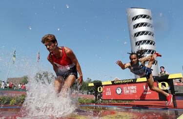 Con los JJ OO a la vuelta de la esquina, muchas disciplinas ultiman las pruebas clasificatorias para obtener el ansiado billete a Tokio. Es el caso del equipo olímpico de atletismo de EE UU, que vivió su cuarto día de competición en Oregón. En la imagen, Jordan Mann cae al agua durante la carrera de 3.000 m obstáculos masculina.
