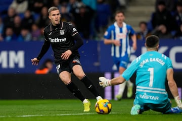 Joan Garca salva al Espanyol ante Diego Garca.
