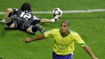 <b>ARROLLADOR.</b> Dos goles del delantero del Inter y un mayor acierto de cara al gol del conjunto de los brasileños una victoria muy abultada sobre una albiceleste que no estuvo a la altura de las circunstancias.