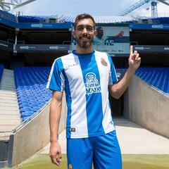 Borja Iglesias ya luce como nuevo delantero del Espanyol