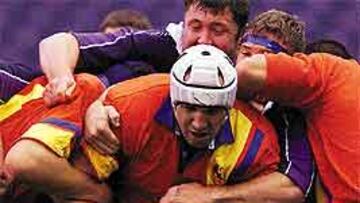 <b>UNA MOLE.</B> Souto defiende un balón en un partido contra Escocia de la última Copa del Mundo.