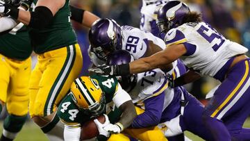 GREEN BAY, WI - JANUARY 03: Sharrif Floyd #73 of the Minnesota Vikings tackles James Starks #44 of the Green Bay Packers during the second half at Lambeau Field on January 3, 2016 in Green Bay, Wisconsin. Wesley Hitt/Getty Images/AFP
== FOR NEWSPAPERS, INTERNET, TELCOS & TELEVISION USE ONLY ==