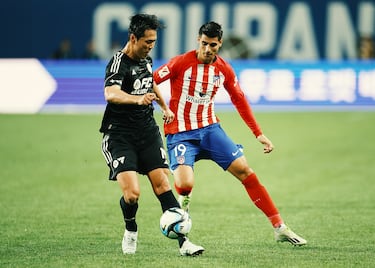 Álvaro Morata, cuyo futuro aún no se sabe si pinta de rojiblanco, fue titular en el conjunto madrileño. En la imagen junto al jugador coreano Kim Young-gwon.