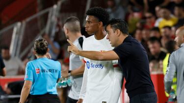 PALMA DE MALLORCA, 26/09/2023.- El entrenador del Barcelona, Xavi Hernández (d) da instrucciones a Alex Balde durante el partido de LaLiga que RCD Mallorca y FC Barcelona disputan este martes en el estadio de Son Moix, en Palma de Mallorca. EFE/Cati Cladera