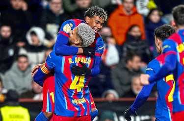 0-2. Ronald Araujo celebra el tanto con Lamine Yamal.