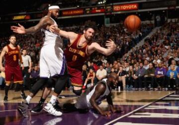 Kevin Love se lanza a por el balón.