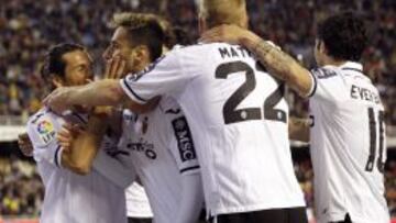 Los jugadores del Valencia felicitan a Jonas tras marcar el 2-1.