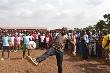 Didier Drogba inauguró una escuela que lleva su nombre en Costa de Marfil. Se espera que el proyecto solidario ayude a que miles de niños de zonas rurales en la comunidad de granjas de cacao reciban una mejor educación.