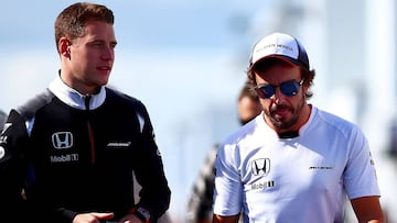 Stoffel Vandoorne junto a Fernando Alonso, la pareja de piloto de McLaren en 2017.