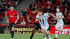 PALMA DE MALLORCA (ESPAÑA), 18/02/2024.- El centrocampista portugués del Mallorca Samuel Costa (i) disputa un balón ante el centrocampista japonés de la Real Sociedad Take Kubo, este domingo, durante la jornada 25 de LaLiga EA Sports, entre el Real Mallorca y la Real Sociedad, en el estadio de Son Moix de Palma de Mallorca (Islas Baleares). EFE/ Cati Cladera
