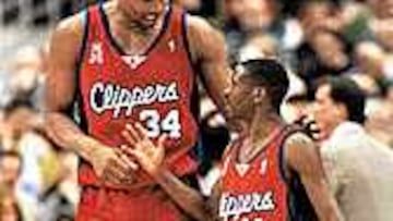 EL PUNTO Y LA I. Michael Olowokandi (2,13 metros) dialoga con su compañero Earl Boykins (1,65), el más bajo en Los Angeles Clippers.