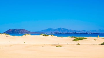 Las dunas de Corralejo esconden algunas de las mejores playas de Fuerteventura a lo largo de sus 8 kilómetros de costa. Todas ellas con una insólita arena formada por partículas de conchas erosionadas que actúan como un excelente exfoliante natural para tu piel. La zona central, donde se encuentran la mayoría de los complejos hoteleros, es la más concurrida, mientras que en el sur es el lugar ideal para todos aquellos que buscan mayor tranquilidad. 