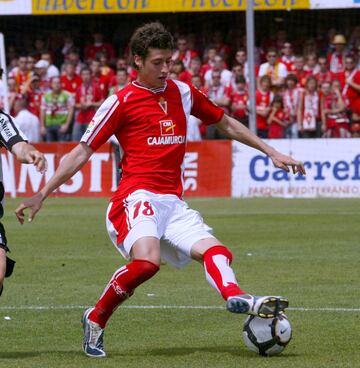 Dió sus primeros pasos en el fútbol profesional en el Real Murcia en 2007 y debutó con el primer equipo en la temporada 2009/10. 