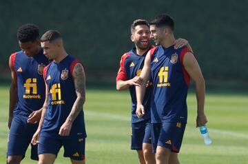 Bromas entre Jordi Alba y Carlos Soler.