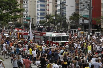 Los seguidores brasileños abarrotan las calles para despedir a Pelé, al paso del camión que lleva su féretro al cementerio. 