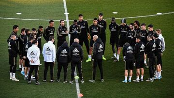 Zidane, junto a sus jugadores.