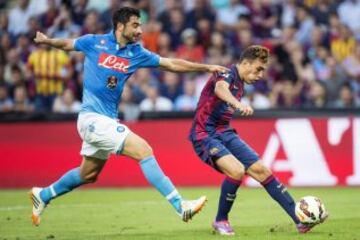 El jugador del FC Barcelona, Raul Albiol pelea un balón contra el jugador del Nápoles, Munir El Haddadi.