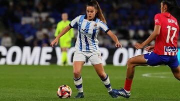 Apari conduce un balón ante Gaby García en el Real Sociedad-Atlético de Copa de la Reina.