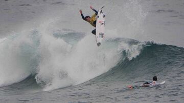 Danilo Cerda gana en Iquique y lidera Circuito Nacional de Surf