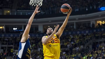Istanbul (Turkey), 20/03/2024.- Barcelona's Jabari Parker (R) in action against Fenerbahce's Amine Noua (L) during the EuroLeague Basketball match Fenerbahce vs Barcelona, in Istanbul, Turkey, 20 March 2024. (Baloncesto, Euroliga, Turqu¨ªa, Estanbul) EFE/EPA/TOLGA BOZOGLU