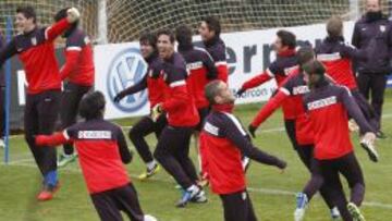 Buen ambiente, primero con Miranda como 'víctima', después Falcao. Bromas para todos.