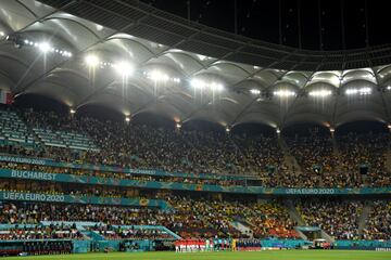 Formaci¨®n de las selecciones de Francia y Suiza en el National Arena de Bucarest.